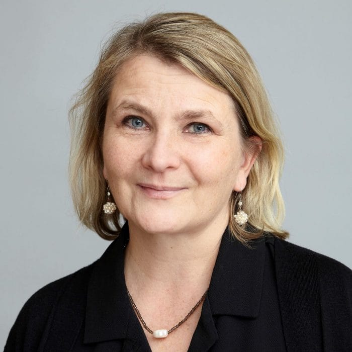 Irma Marttinen katsoo kameraan