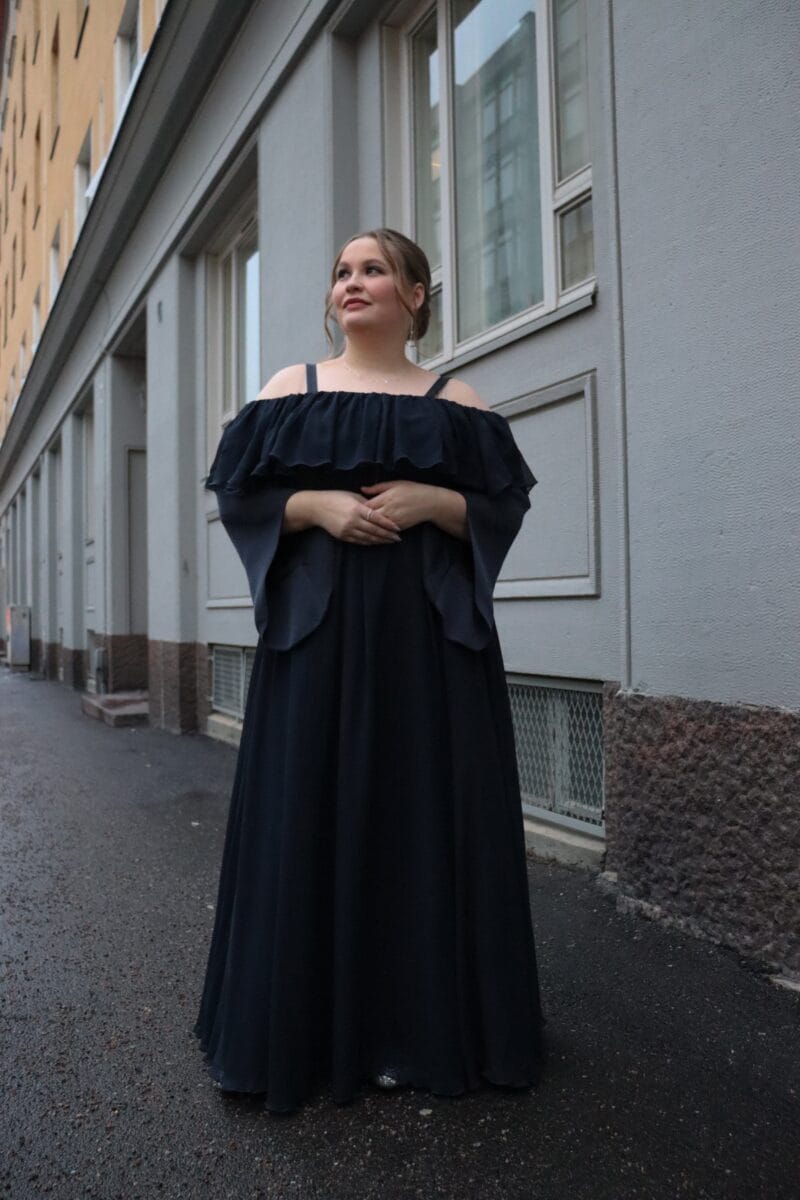 Johanna Heikkinen Linnan juhlaan valmistetussa juhlapuvussa